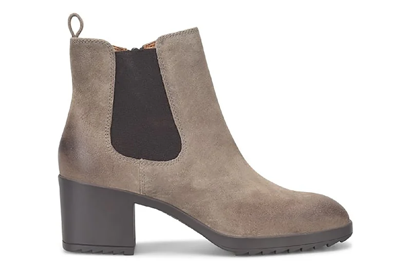 Trendy boots for women with rounded toe and stacked heel-Hammond