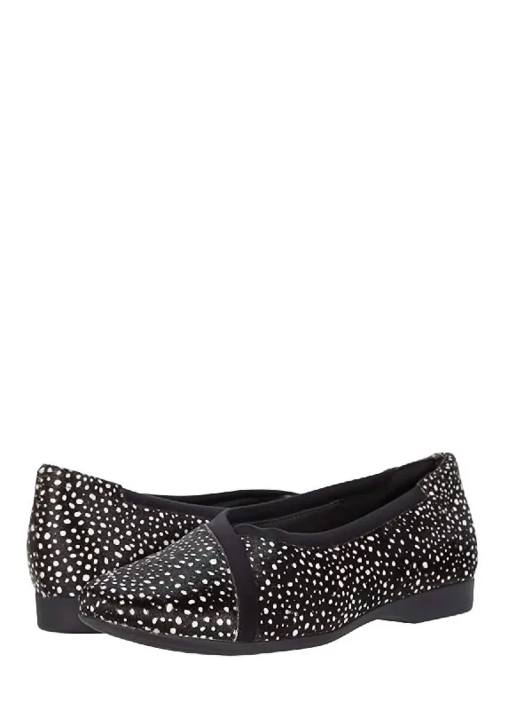 Comfortable flats with soft lining for added comfort-Flats for smart fit-Women's Un Darcey Ease 2 Ballet Flats - Wide Width In Black,white